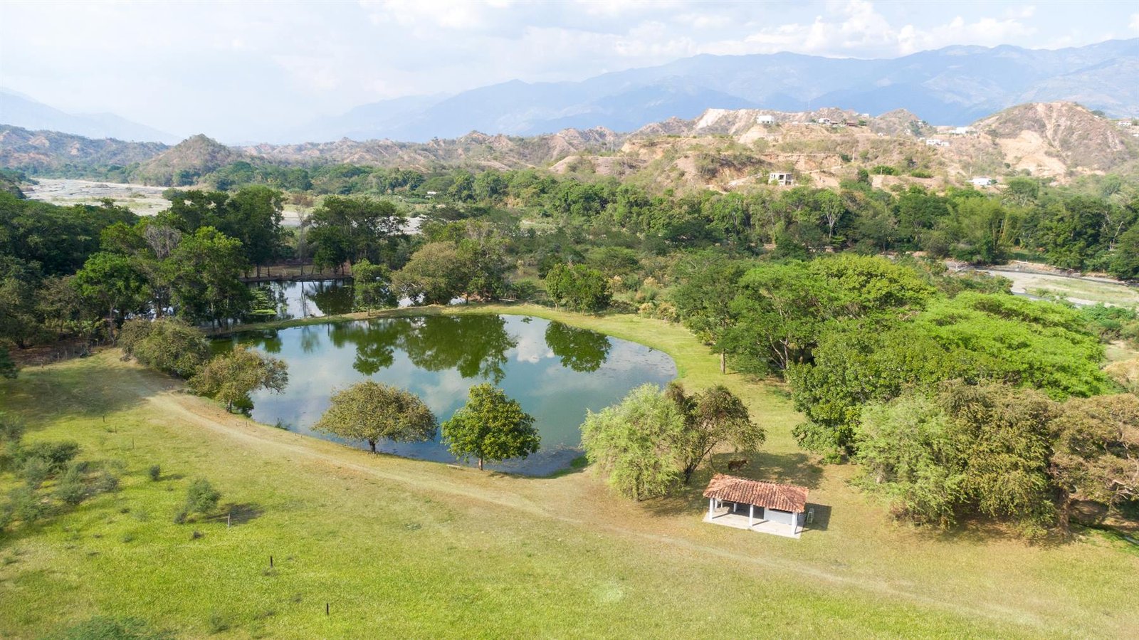 Vista aérea del valle, el lago y las montañas del occidente antioqueño