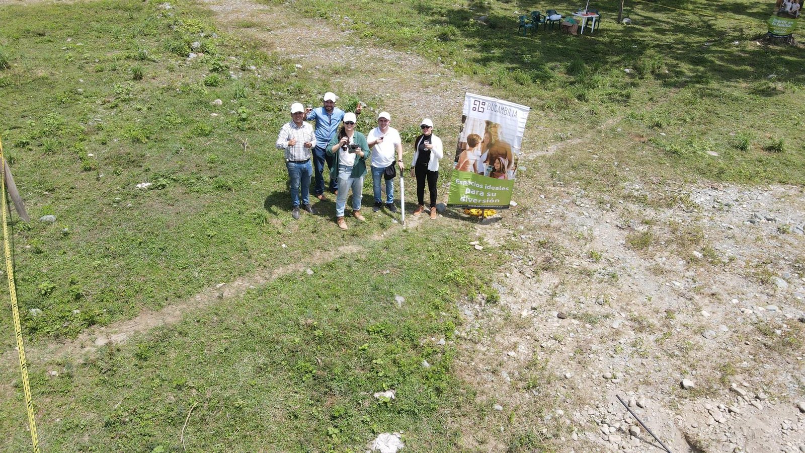 Familias propietarias en su lote el día de la entrega