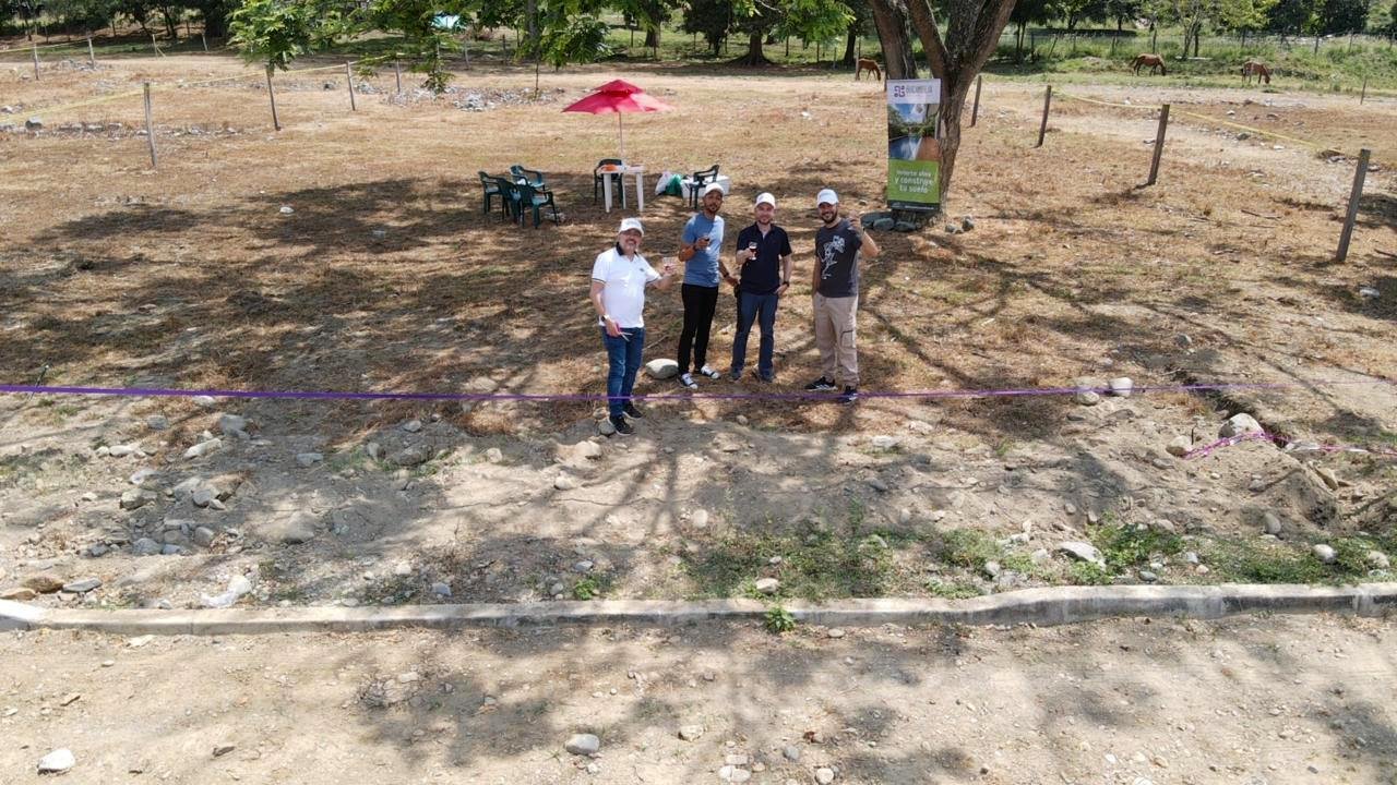 Propietarios recorriendo su lote con el equipo del proyecto