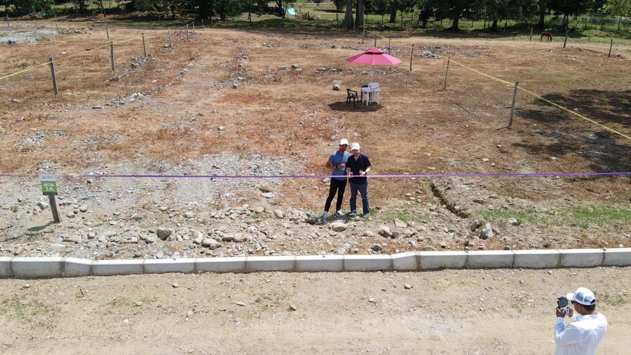Lote entregado junto a la vía interna con bordillo