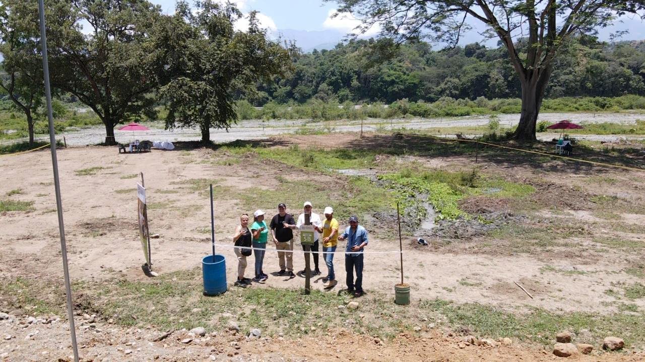 Propietarios en su lote con el valle y las montañas al fondo